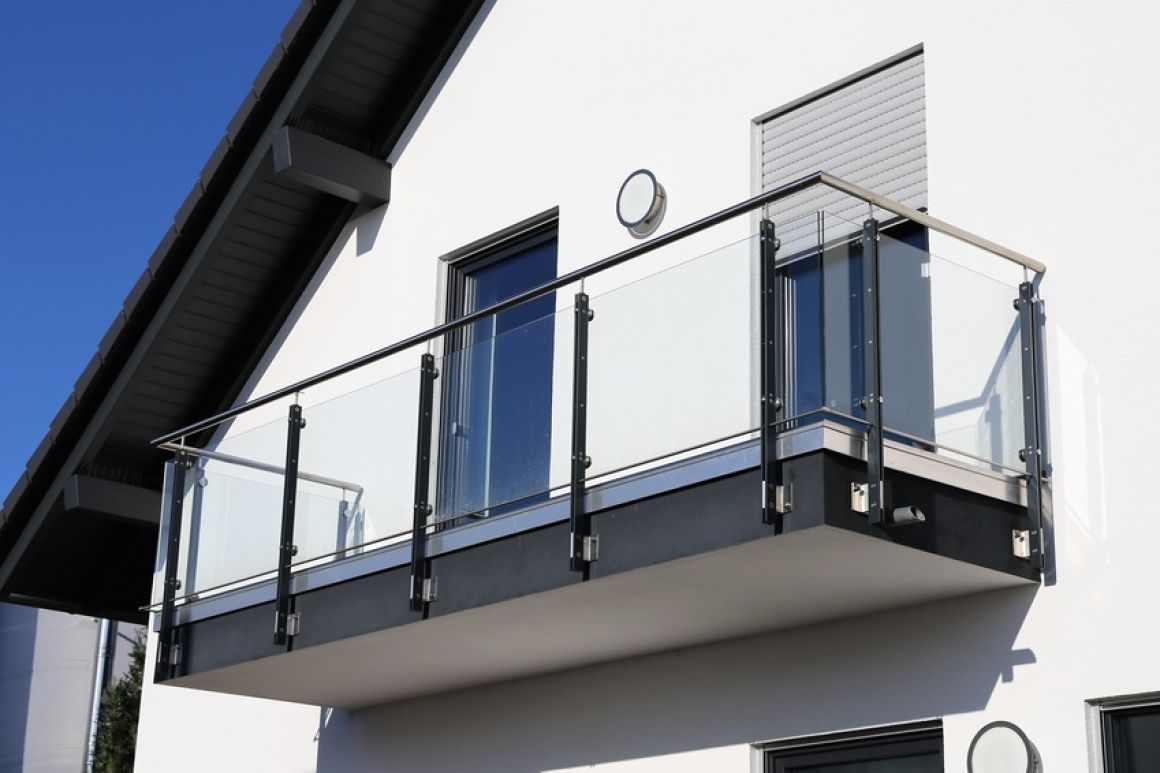 Balkongeländer aus Edelstahl und Glas an einem Wohnhaus