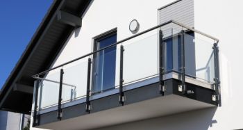 Balkongeländer aus Edelstahl und Glas an einem Wohnhaus
