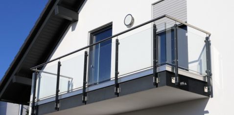 Balkongeländer aus Edelstahl und Glas an einem Wohnhaus